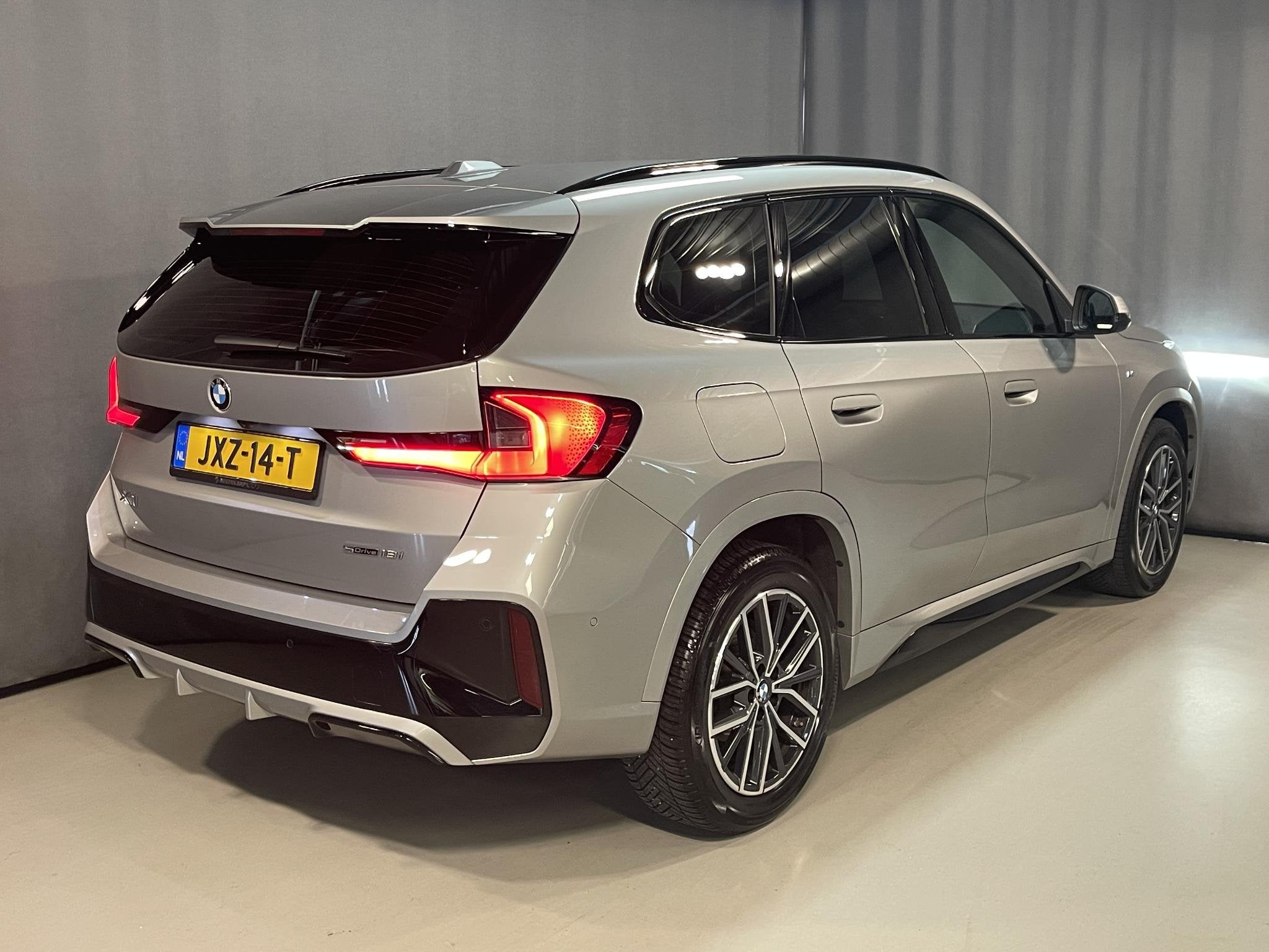 BMW X1 sDrive18i M Sport Shadow Line 18"/Sportstoelen/Keyles, Auto's, Dealer onderhouden, Euro 6, Bedrijf, Automatische klimaatregeling