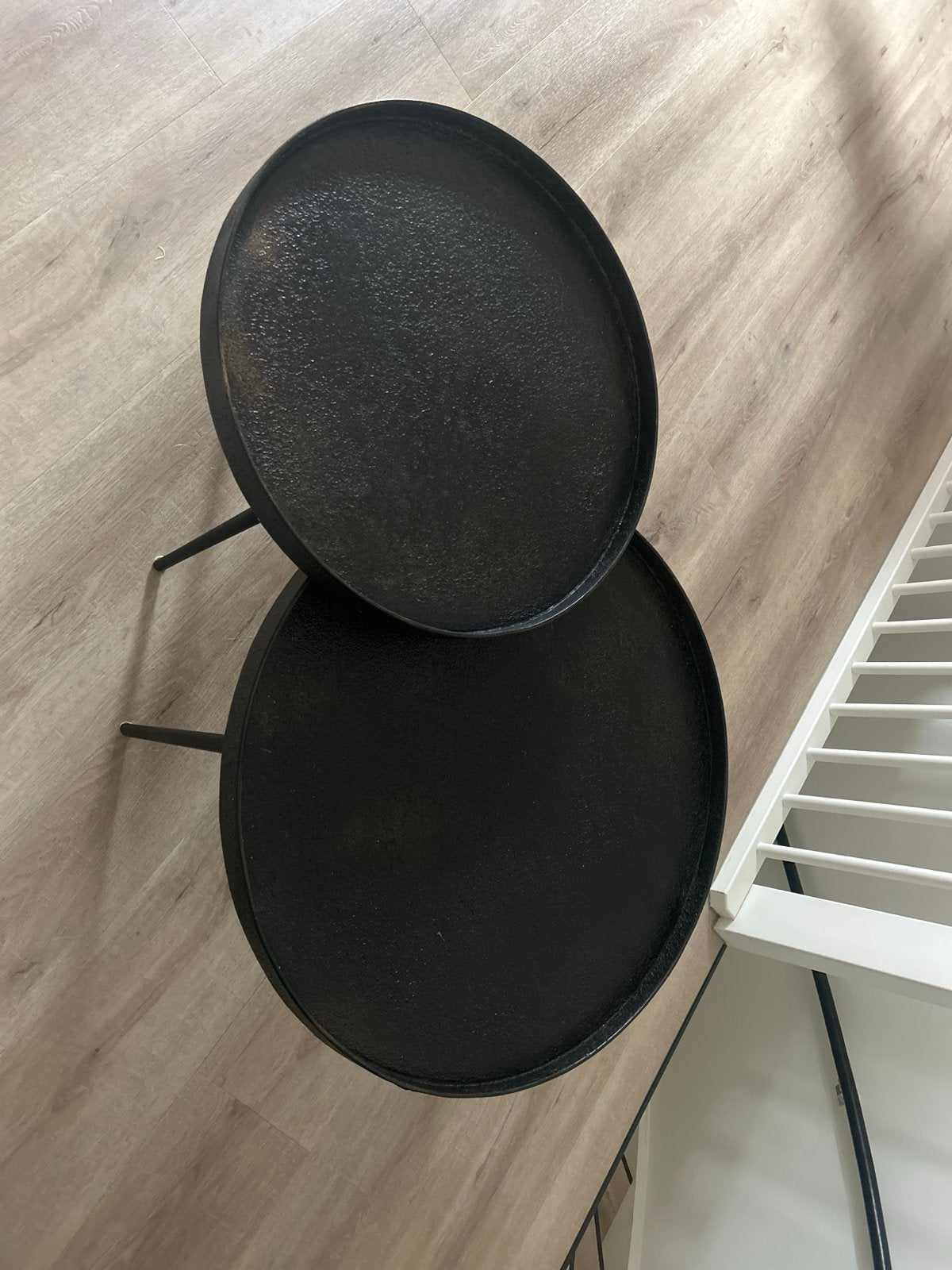 Set van 2 zwarte metalen bijzettafels met goud look, Huis en Inrichting, Tafels | Bijzettafels, Gebruikt, Metaal of Aluminium