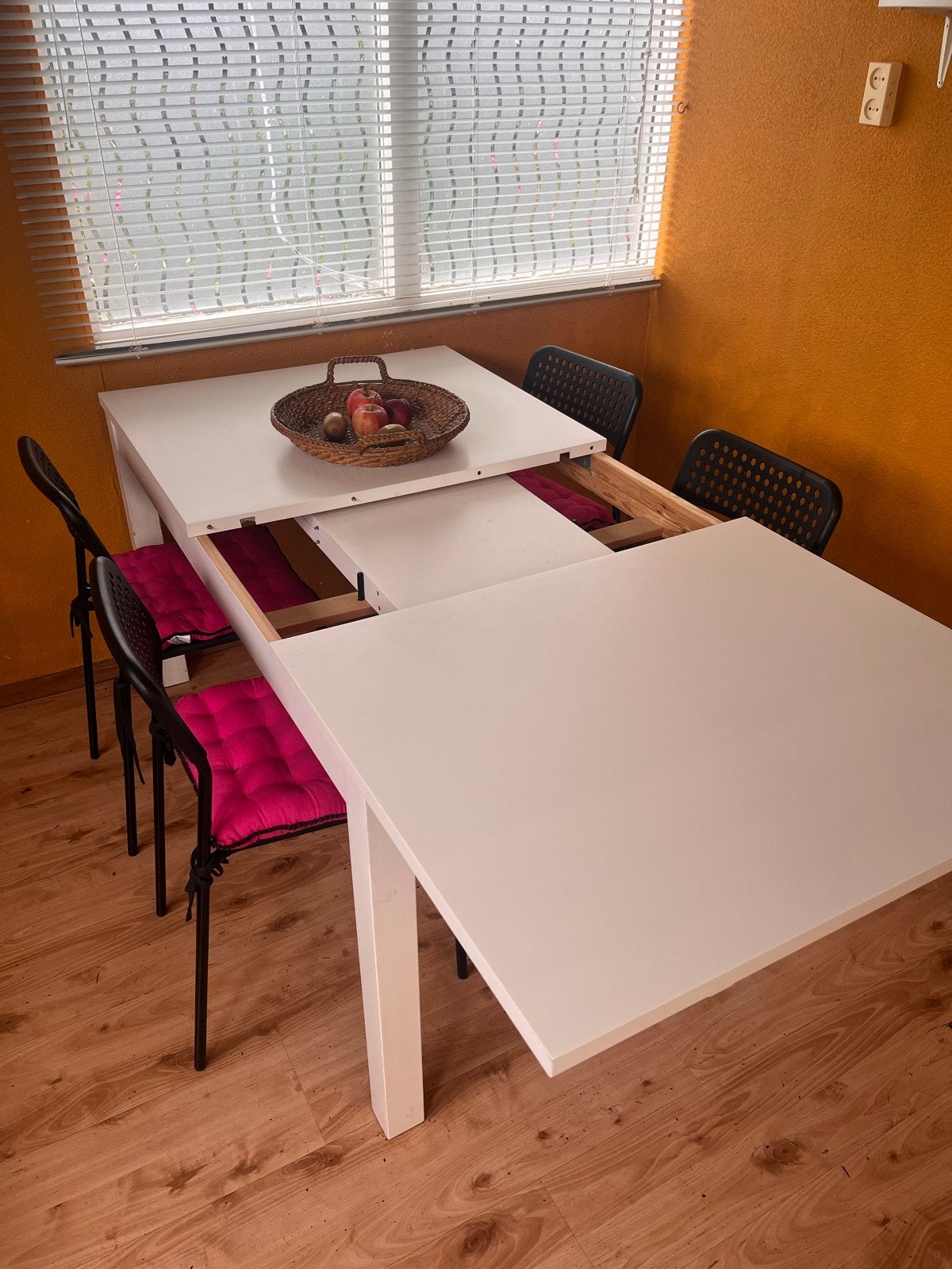 Foto 3 van Uitschuifbare eettafel - 3 lengtes - Zo goed als nieuw