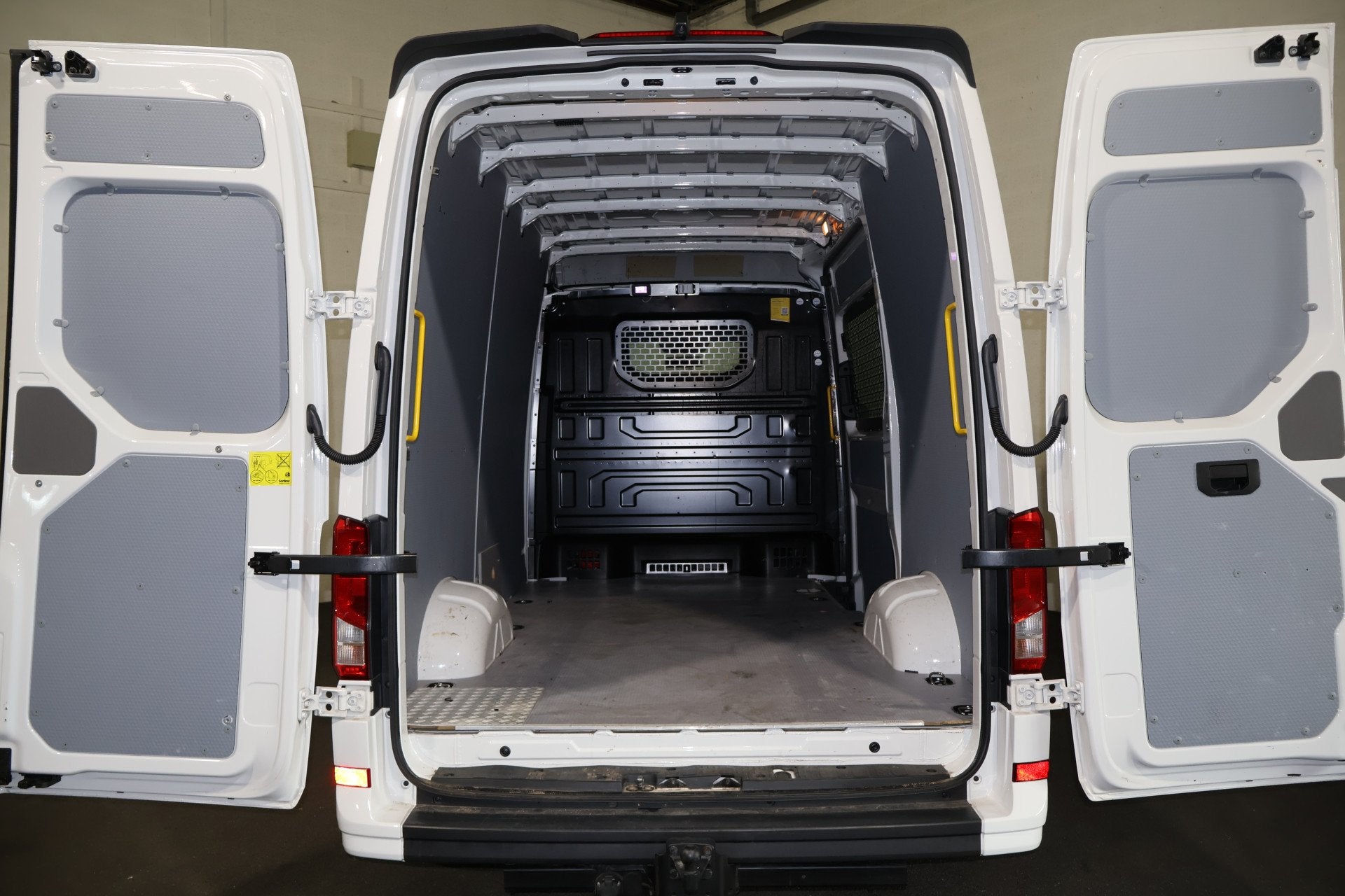 Volkswagen Crafter 2.0 TDI L3 H3 140pk Black Line Airco Navi, Auto's, 13 km/l, Gebruikt, Euro 6, 4 cilinders
