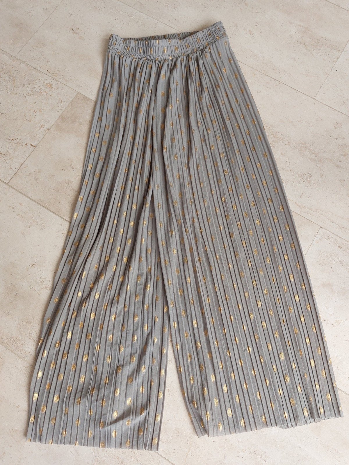Grijze plissé broek met gouden stippen, Maat 38/40 (M), Ophalen of Verzenden, Onbekend, Zo goed als nieuw