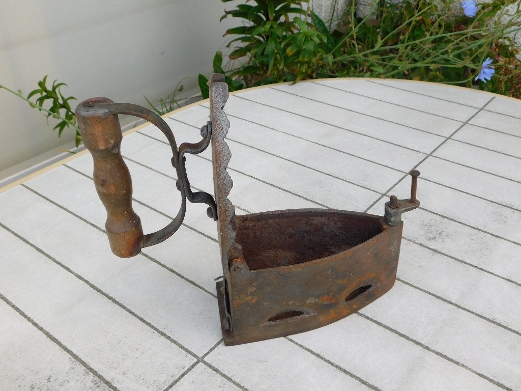 AUTHENTIEK IJZEREN STRIJKIJZER MET HOUTEN HANDGREEP. Fraai!, Antiek en Kunst, Antiek | Gereedschap en Instrumenten, Ophalen of Verzenden