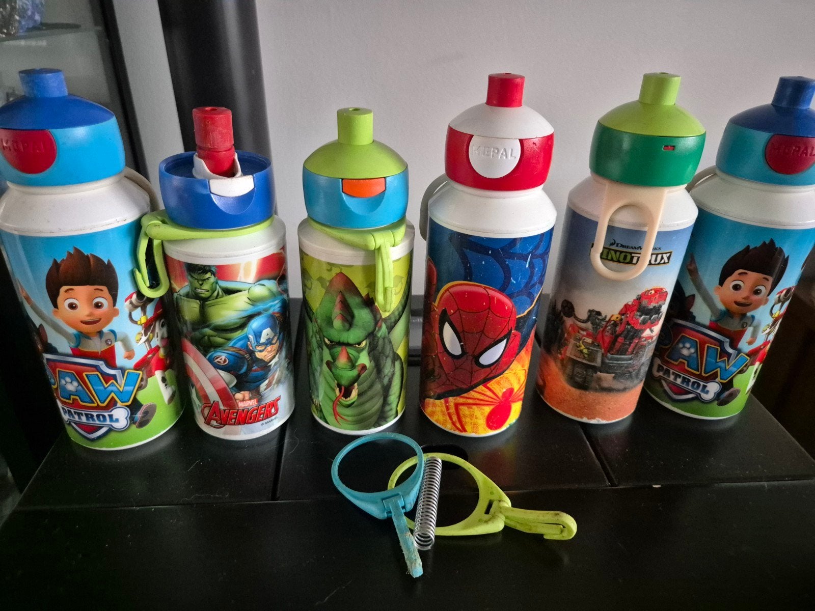 Diversen Mepal pop up bekers dinotrux, paw patrol, sprookjes, Ophalen, Zo goed als nieuw