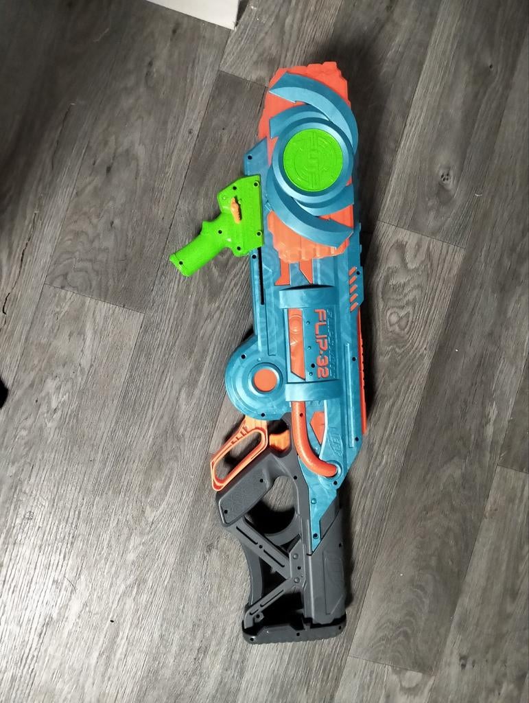 Nerf pistool 24 kogels onder en omdraaiende voorkant en twee, Ophalen of Verzenden