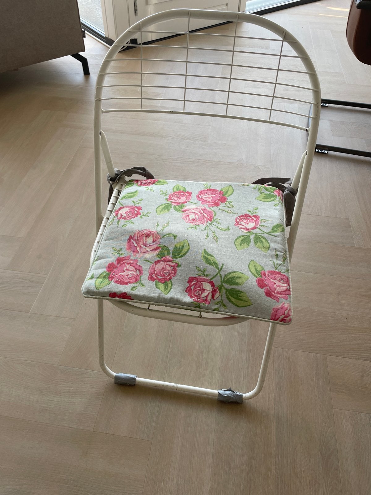 Witte opvouwbare stoel met bloemenkussen, Huis en Inrichting, Ophalen, Gebruikt, Wit, Metaal