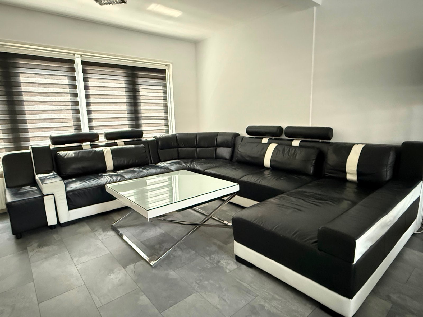 Zwart-witte lederen hoekbank met lounge, Huis en Inrichting, Ophalen, Gebruikt, Hoekbank, 300 cm of meer