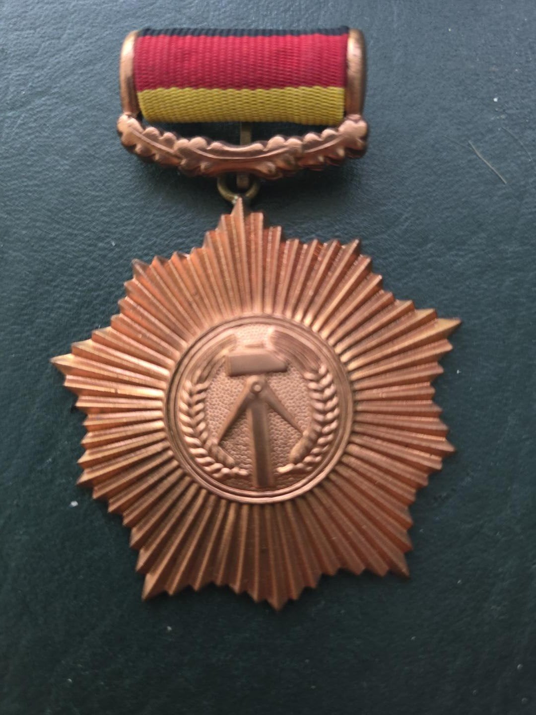 DDR Medaille Orde van de Arbeid met lint, Ophalen of Verzenden, Overige materialen, Buitenland