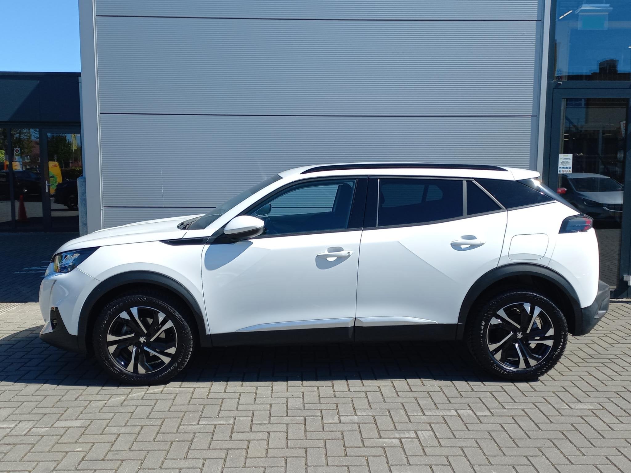 Peugeot 2008 1.2T 100pk Allure Pack | Climate control | Navi, Gebruikt, Euro 6, 1199 cc, Leder en Stof