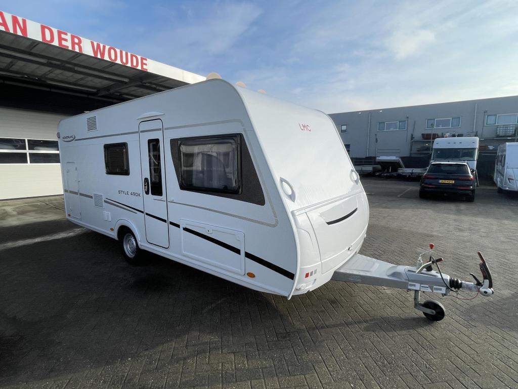 LMC Style 490 K BJ 2022 5 Pers Nw staat, Caravans en Kamperen, Dwarsbed, Bedrijf, Koelkast, 5 tot 6 meter
