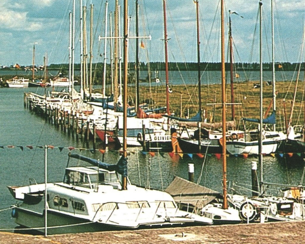 40801	Den Bommel	690 ZH	 nette oude kaart 	 Niet gelopen, Verzamelen, Ophalen of Verzenden, 1980 tot heden, Ongelopen, Zuid-Holland