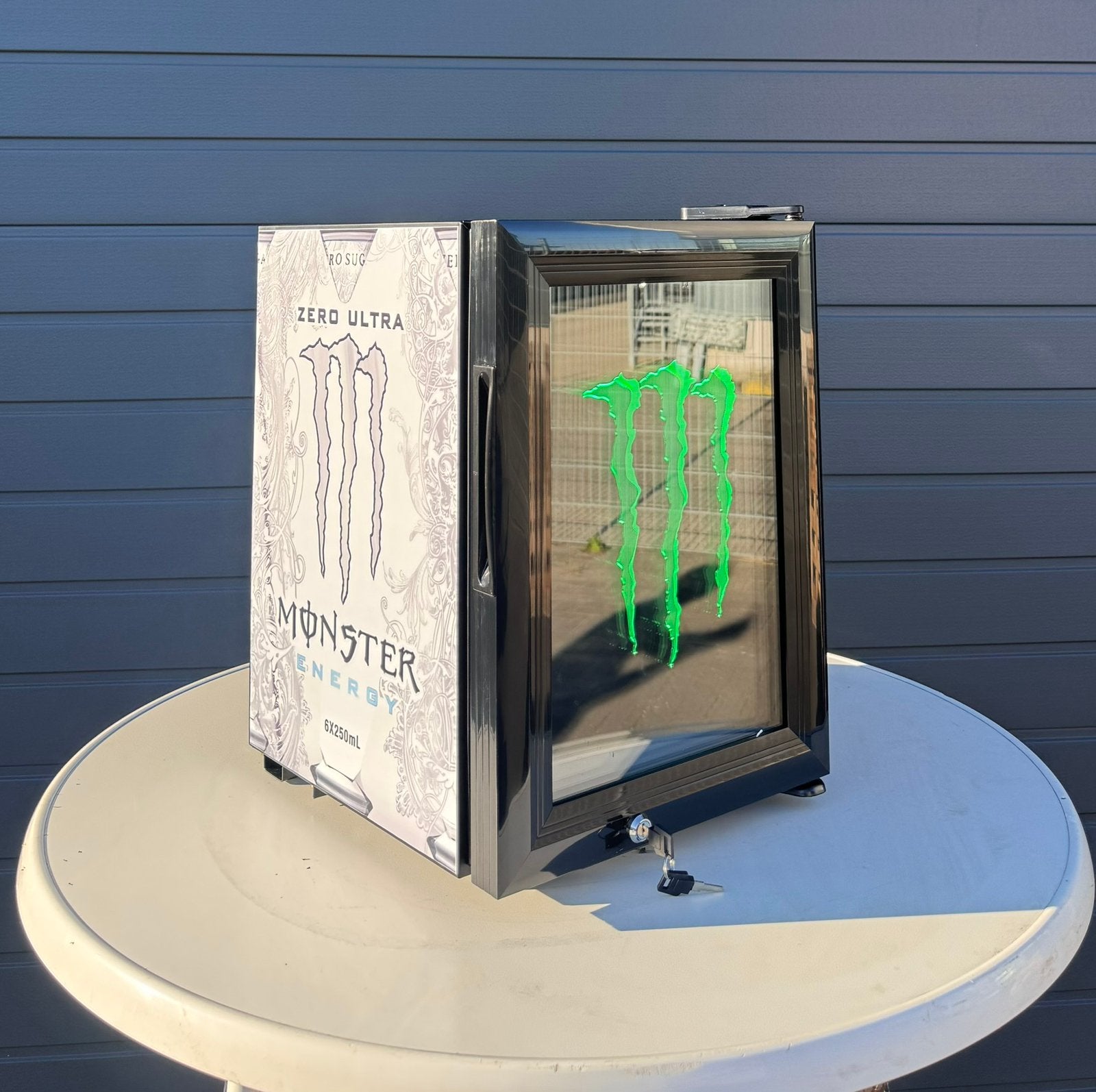 Monster Energy koelkast led 21 liter NIEUW!, Zonder vriesvak, Nieuw, Ophalen of Verzenden, Minder dan 75 liter