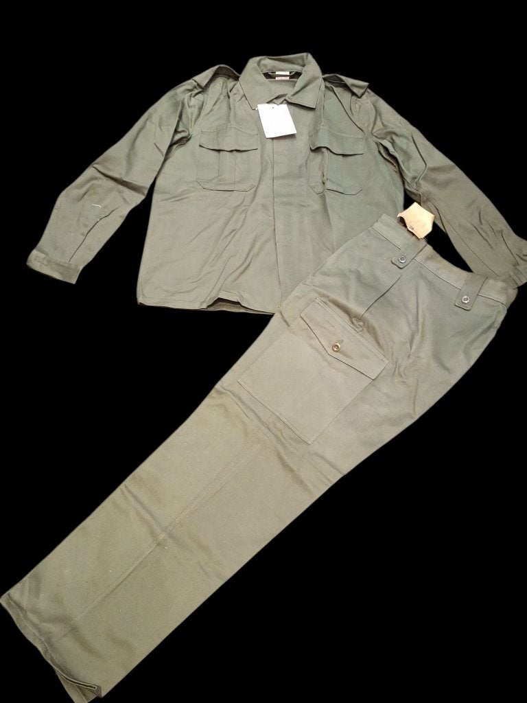 oude olijfgroene katoenen leger luchtmacht tenue, 1982 nieuw, Ophalen of Verzenden, Luchtmacht, Overige gebieden, Kleding of Schoenen
