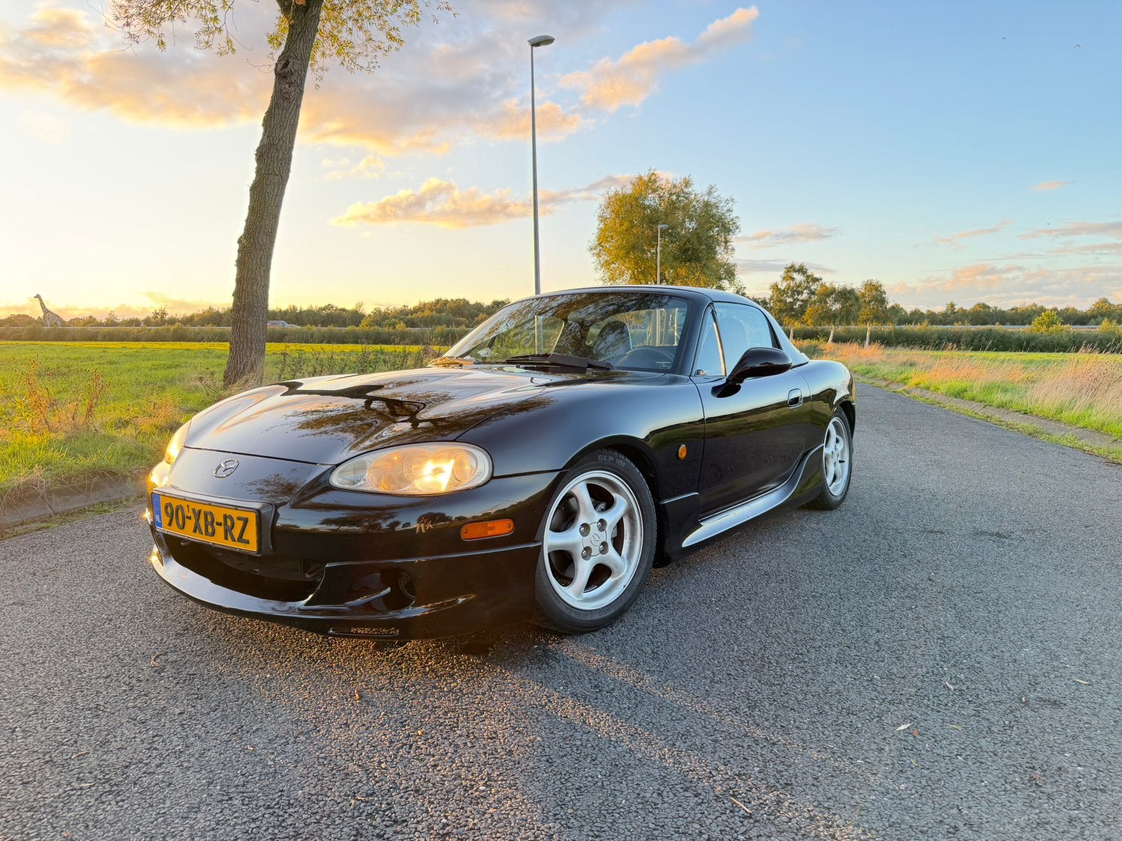 Mazda MX-5 1.6 I NBFL | Zwart Leder | Hardtop | schroefset, Achterwielaandrijving, 40 €/maand, Zwart, 4 cilinders