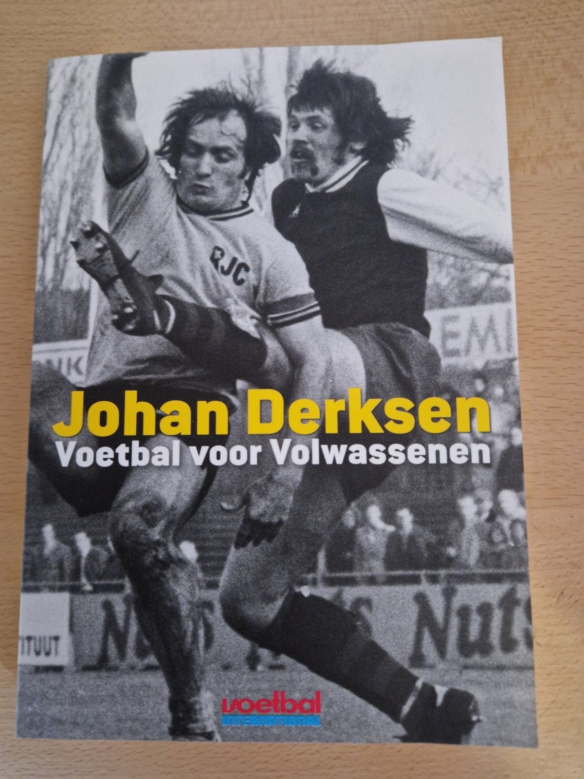 Johan Derksen: Voetbal voor Volwassenen - Boek, Ophalen of Verzenden, Gelezen, Johan Derksen, Overige sporten