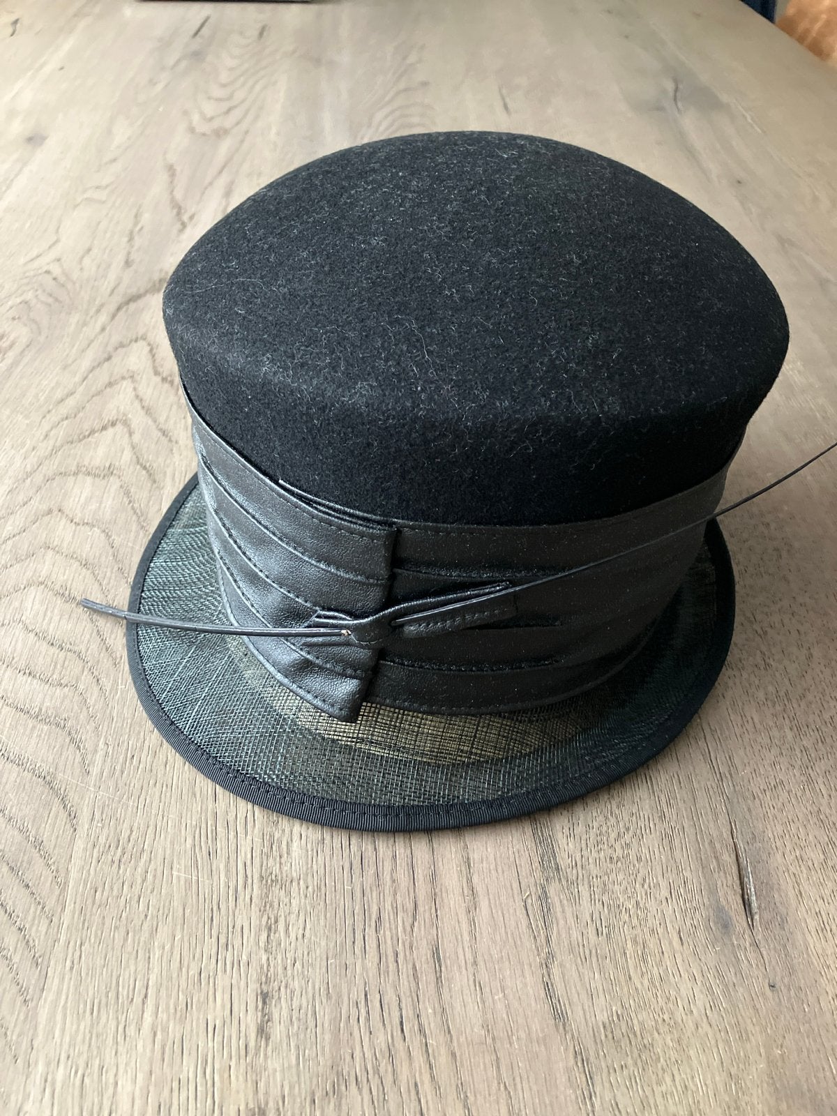 Zwarte vilten hoed met leren band, Kleding | Dames, Hoeden en Petten, Ophalen of Verzenden, Zo goed als nieuw, One size fits all