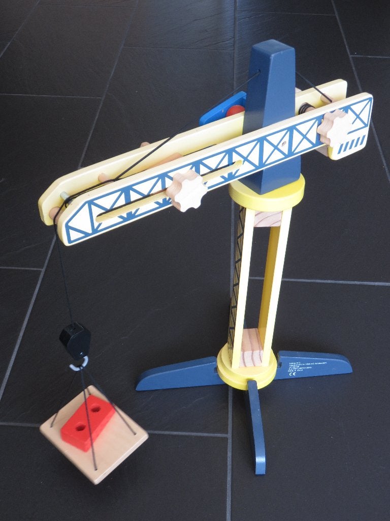 Houten hijskraan 46cm groot met popje. Mooie set, Kinderen en Baby's, Ophalen of Verzenden, Gebruikt