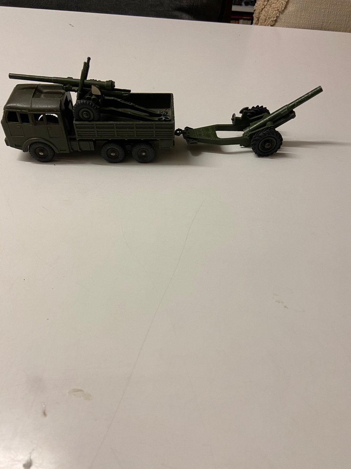 Dinky militair berliet truck met 2 kanonnen, Hobby en Vrije tijd, Modelauto's | 1:43, Ophalen of Verzenden, Zo goed als nieuw