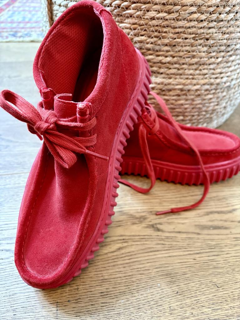 EXTREEM RARE Clarks Torhill Hi RED SUEDE Limited Edition!, Ophalen, Clarks, Rood, Sneakers of Gympen