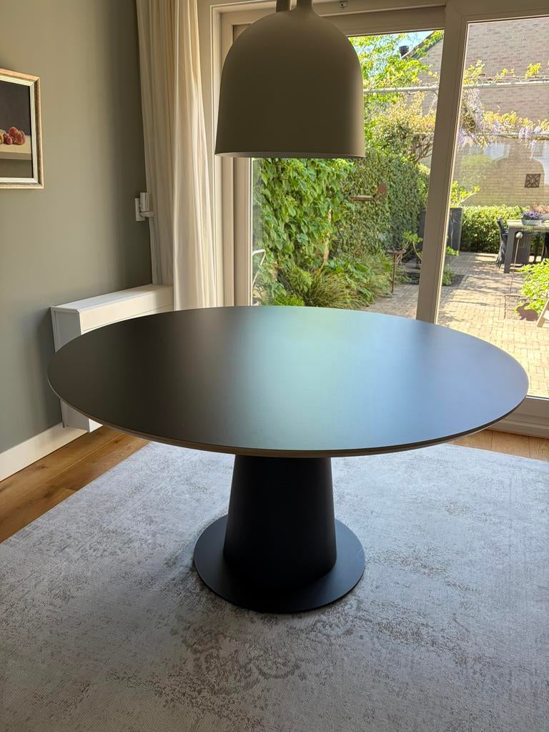 Zwarte,140 cm ronde Sumisuri tafel, Huis en Inrichting, Tafels | Salontafels, Rond, Zo goed als nieuw, 75 cm of meer, Ophalen