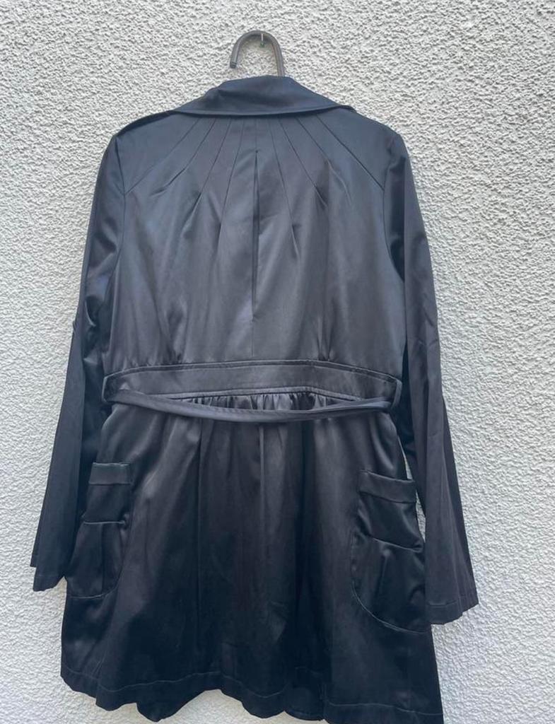 Fionella Zwarte Trenchcoat Maat M, Ophalen of Verzenden, Zo goed als nieuw, Maat 38/40 (M), Zwart