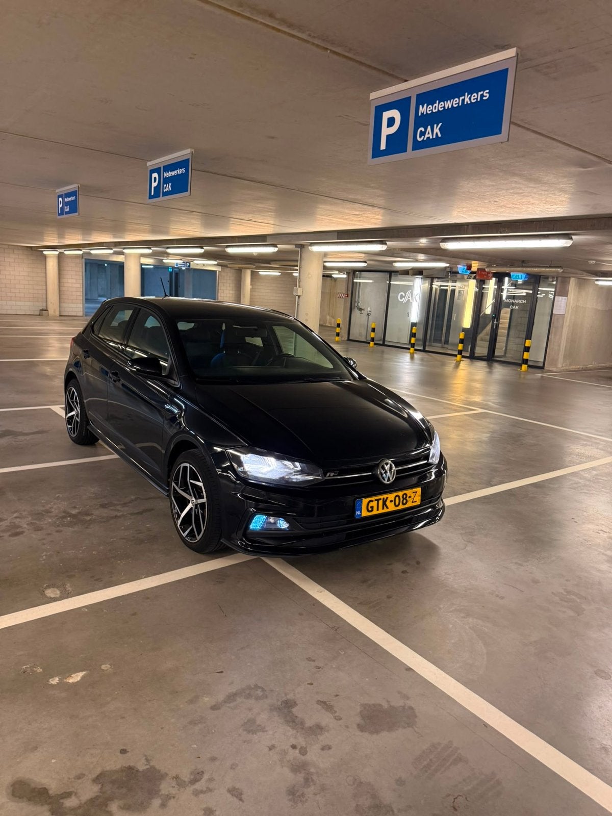 Volkswagen Polo 1.0 R-Line, Voorwielaandrijving, Zwart, Handgeschakeld, Particulier