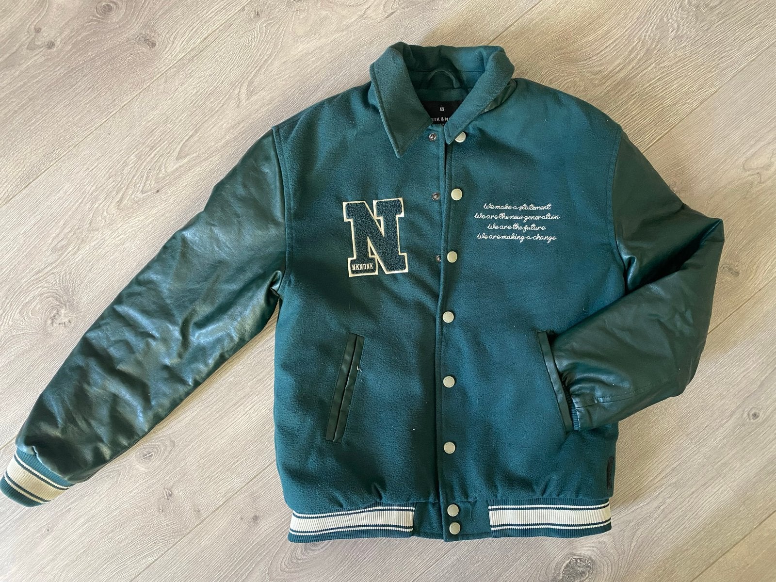 Nik & Nik bomber Jacket - Groen & gevoerd. M14, Kinderen en Baby's, Kinderkleding | Maat 164, Ophalen, Zo goed als nieuw, Jongen of Meisje