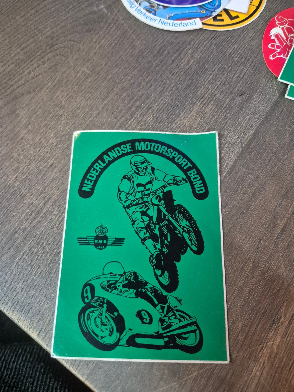 Vintage Nederlandse Motorsport Bond sticker NMB 1949, Ophalen of Verzenden, Zo goed als nieuw, Sport