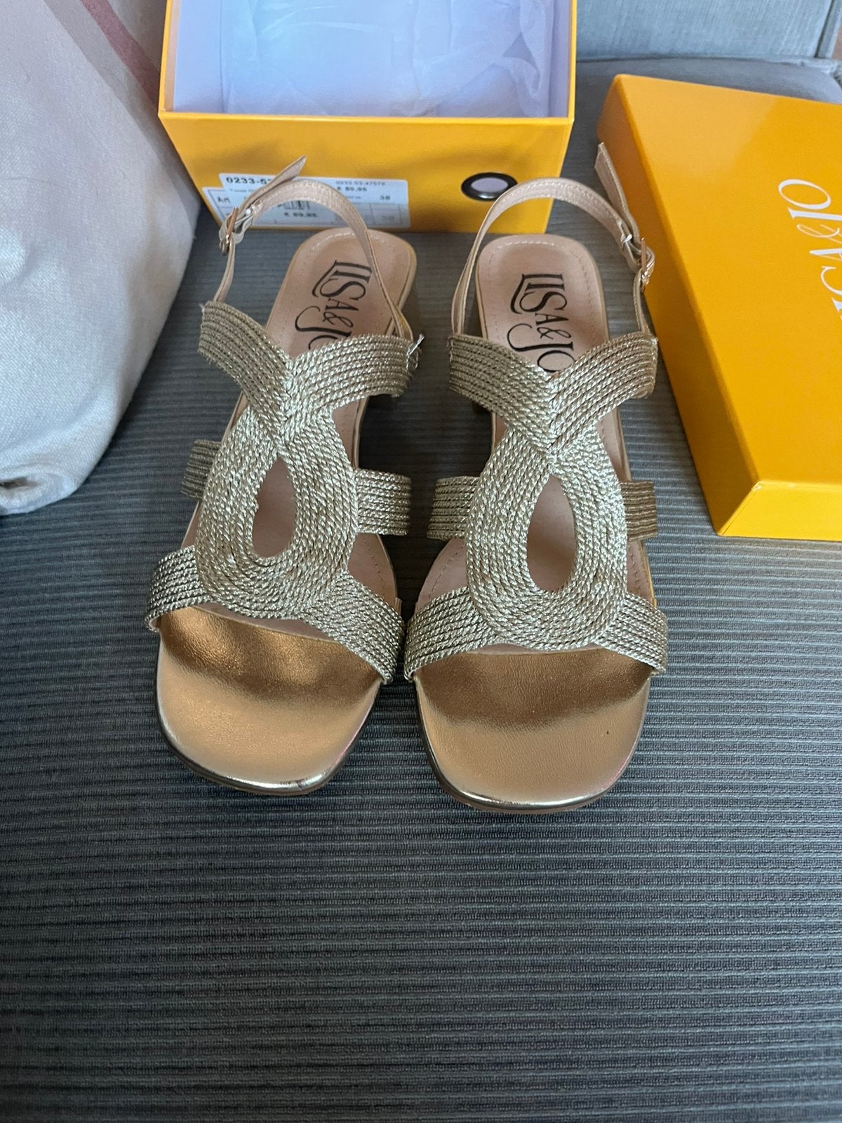 Mooie open schoenen met hakje en hielband., Kleding | Dames, Schoenen, Overige kleuren, Dansschoenen, Ophalen of Verzenden, Zo goed als nieuw