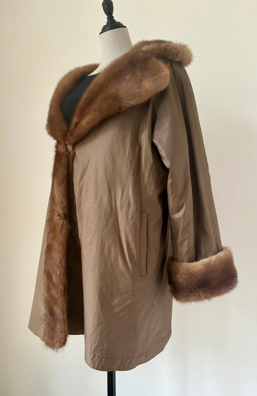 Amoress 40/ 42 twv 1.250,- luxe mantel met echte nerts bont, Kleding | Dames, Jassen | Winter, Beige, Maat 42/44 (L), Amoress