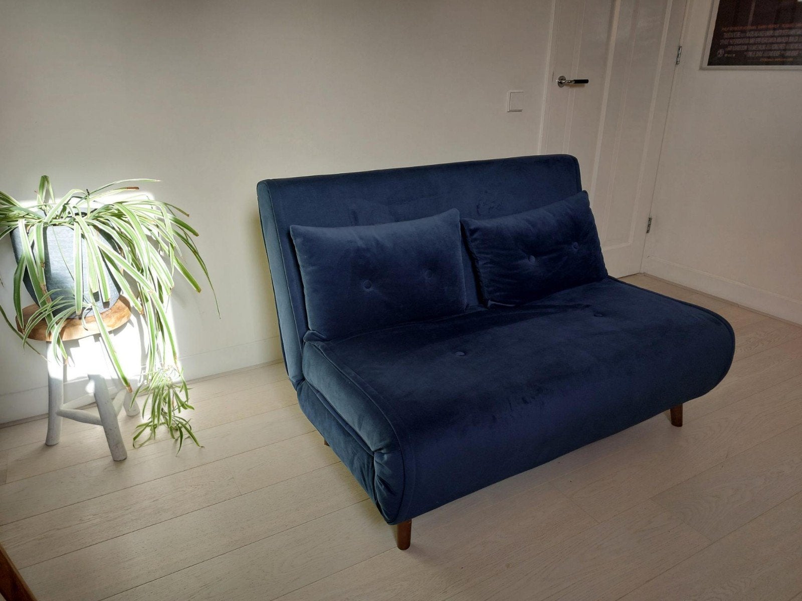 2 pers zit/slaapbank donkerblauw velvet, Ophalen, Blauw, Tweepersoons, Zo goed als nieuw