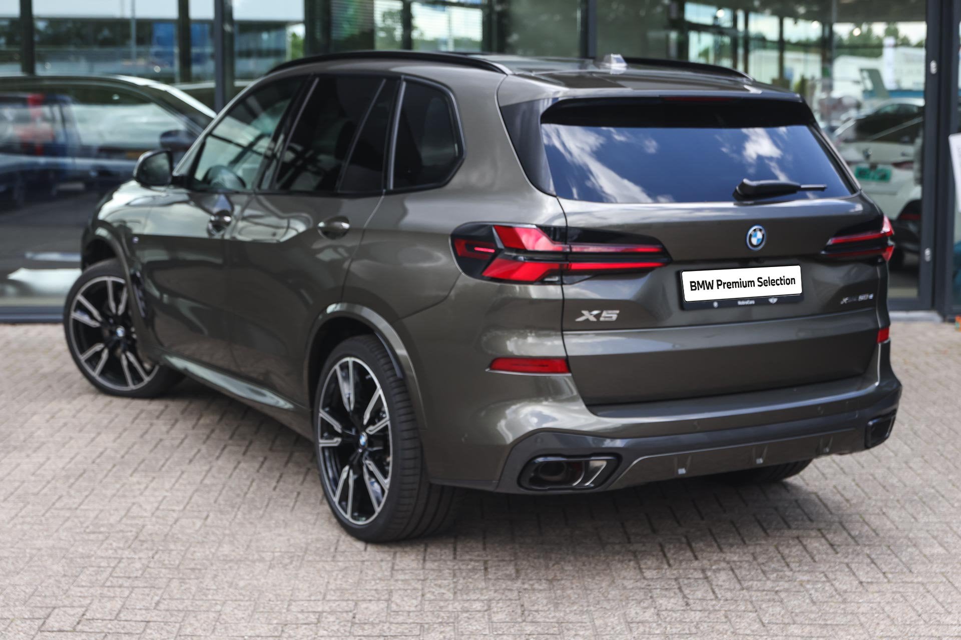 BMW X5 xDrive50e M Sport Automaat / Trekhaak / Panoramadak/, Auto's, Dealer onderhouden, 2395 kg, Met garantie (alle), Sound system