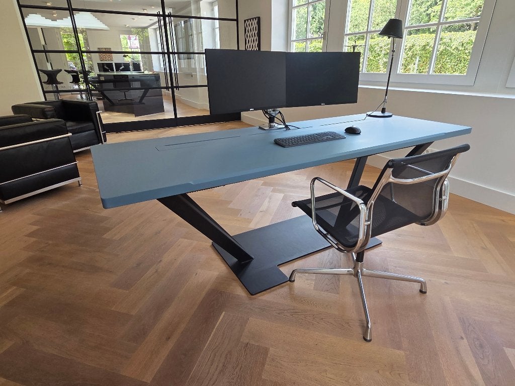 Exclusief designbureau met kabelmanagement en monitorarm, Ophalen, Gebruikt, Metaal, Grijs