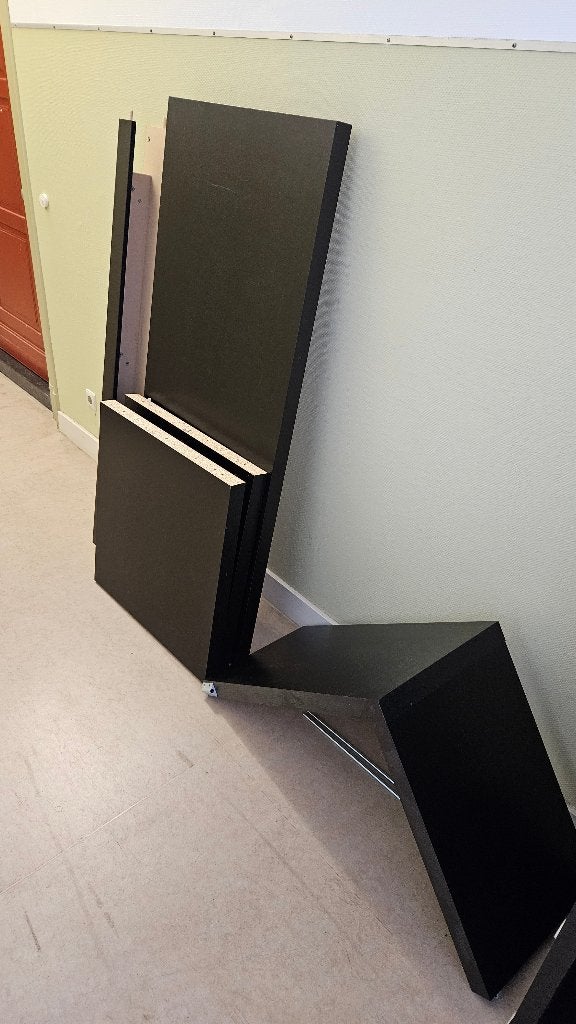 IKEA zwart bureau met uitschuifbaar gedeelte, Ophalen, Zo goed als nieuw