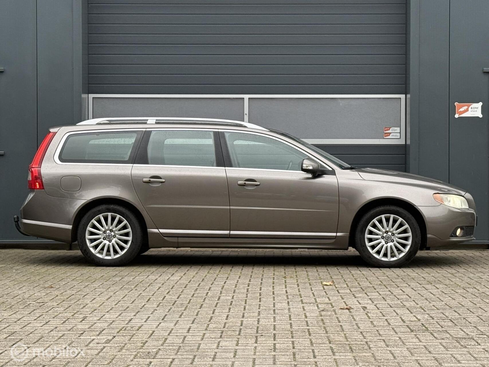 Volvo V70 2.4D Summum 5 cilinder Geartronic Automaat, Auto's, 1800 kg, 163 pk, Diesel, Grijs