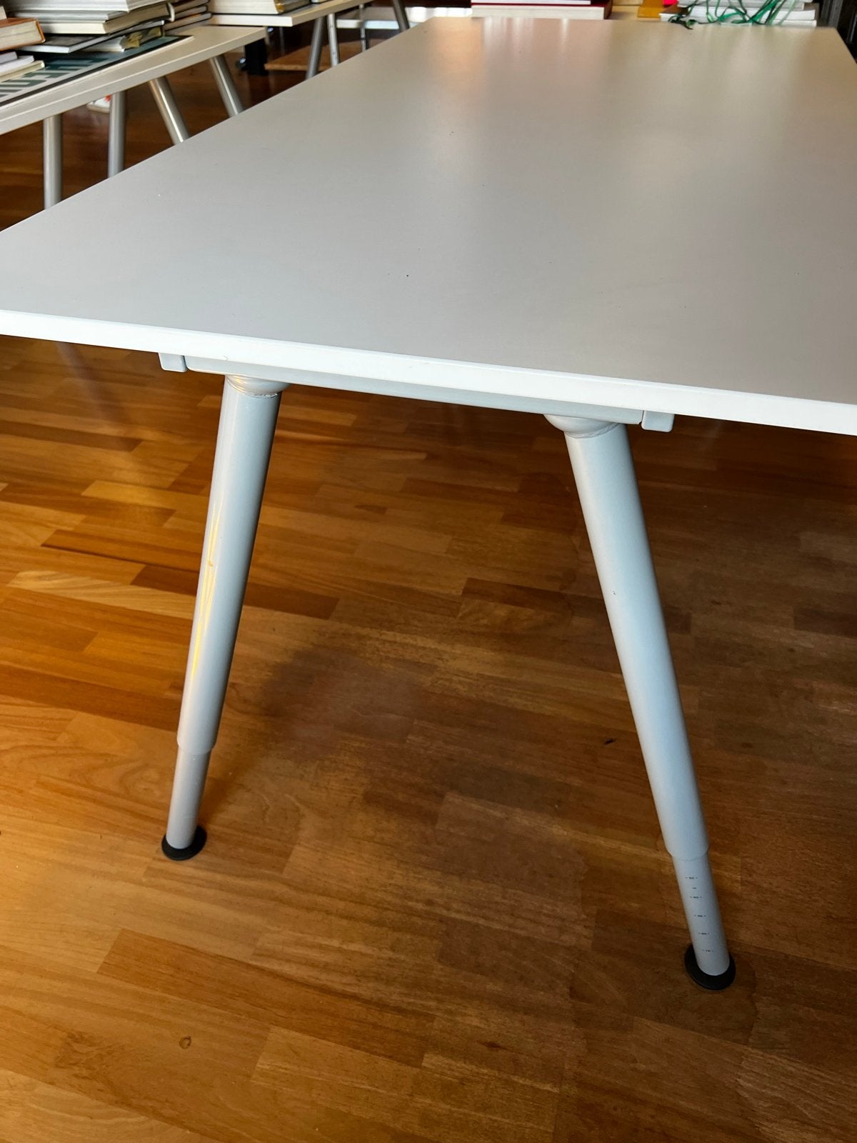 7 stuks witte bureaus met verstelbare poten, Kunststof, Gebruikt, 50 tot 100 cm, 150 tot 200 cm