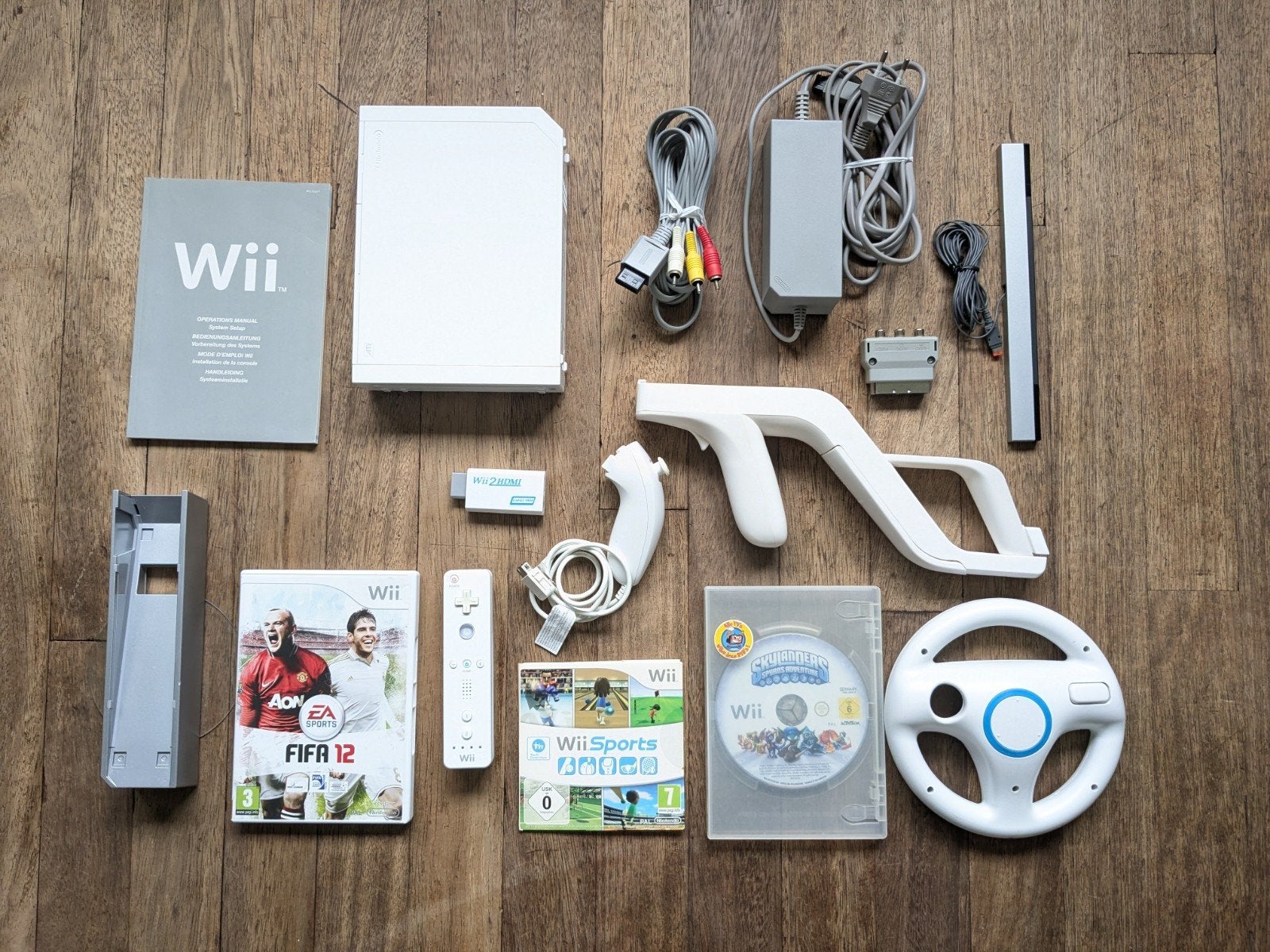 Wii Sports bundle met HDMI, stuurtje, Fifa12 en Skylanders, Ophalen of Verzenden, Gebruikt, Met 1 controller, Met stuurtje