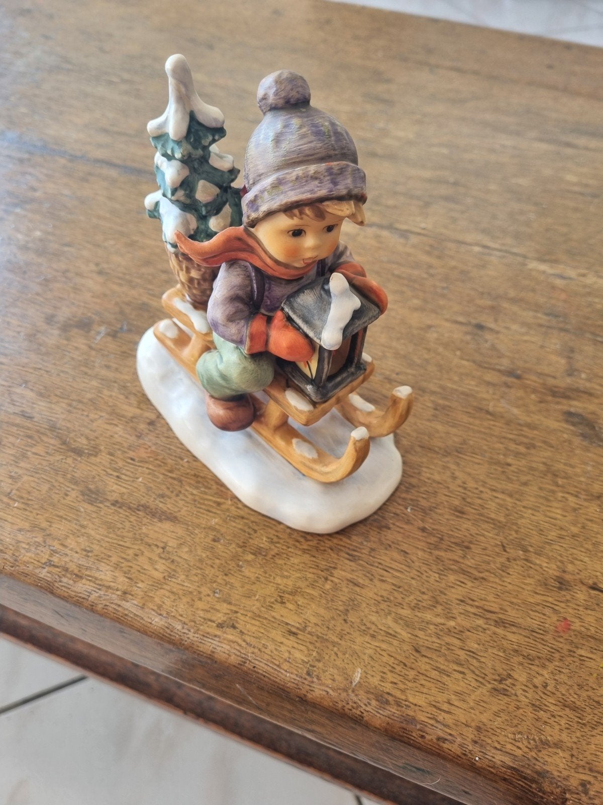 Hummel beeldje jongen op slee met kerstboom en lantaarn, Ophalen of Verzenden, Gebruikt, Hummel
