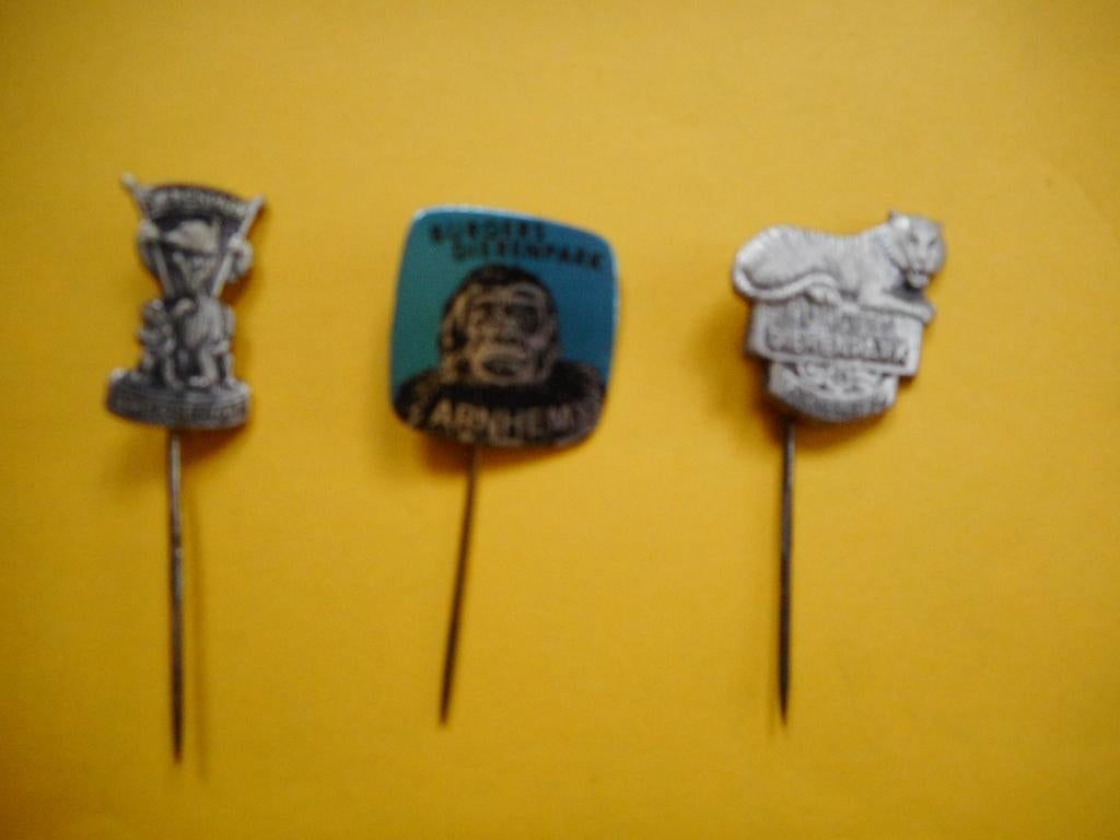 Nederlands toerisme, oa. Volendam, Den Bosch, Friesland, Verzamelen, Speldjes, Pins en Buttons, Ophalen of Verzenden, Zo goed als nieuw