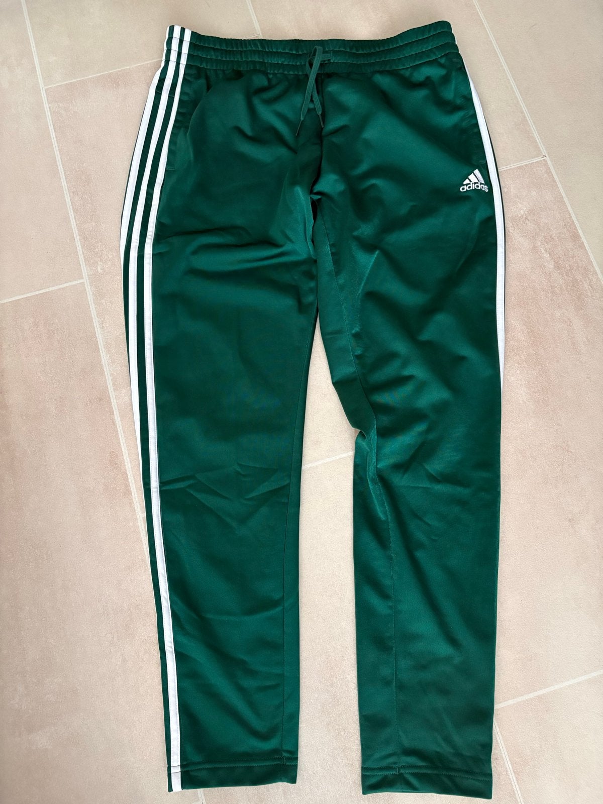 Adidas trainingsbroek groen met witte strepen, Maat 42/44 (L), Nieuw, Ophalen of Verzenden, Fitness of Aerobics