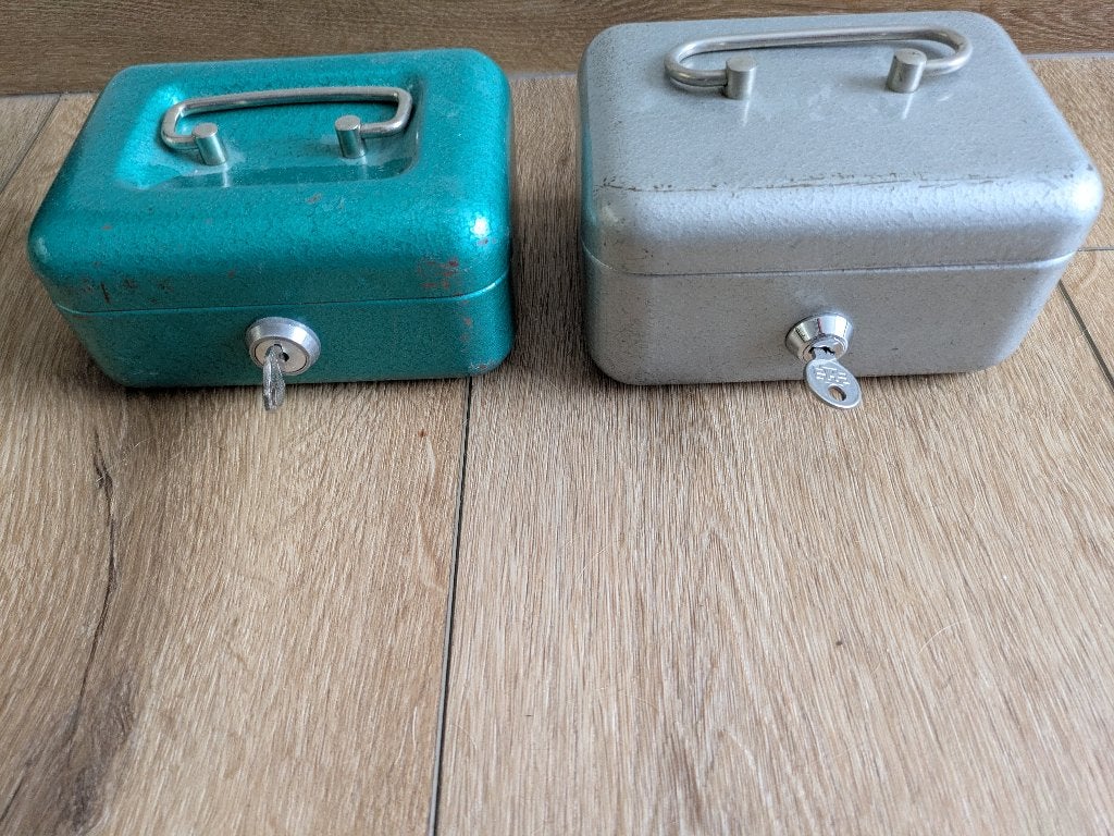 geldkistjes, Verzamelen, Ophalen of Verzenden, Gebruikt, Metaal of Blik, Overige thema's