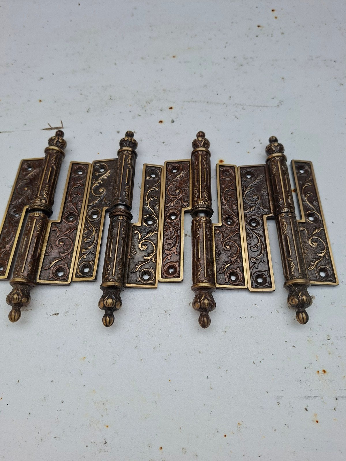 Set van 4 antieke messing scharnieren met decoratie, Doe-het-zelf en Verbouw, Ophalen of Verzenden, Koper of Messing, Scharnier