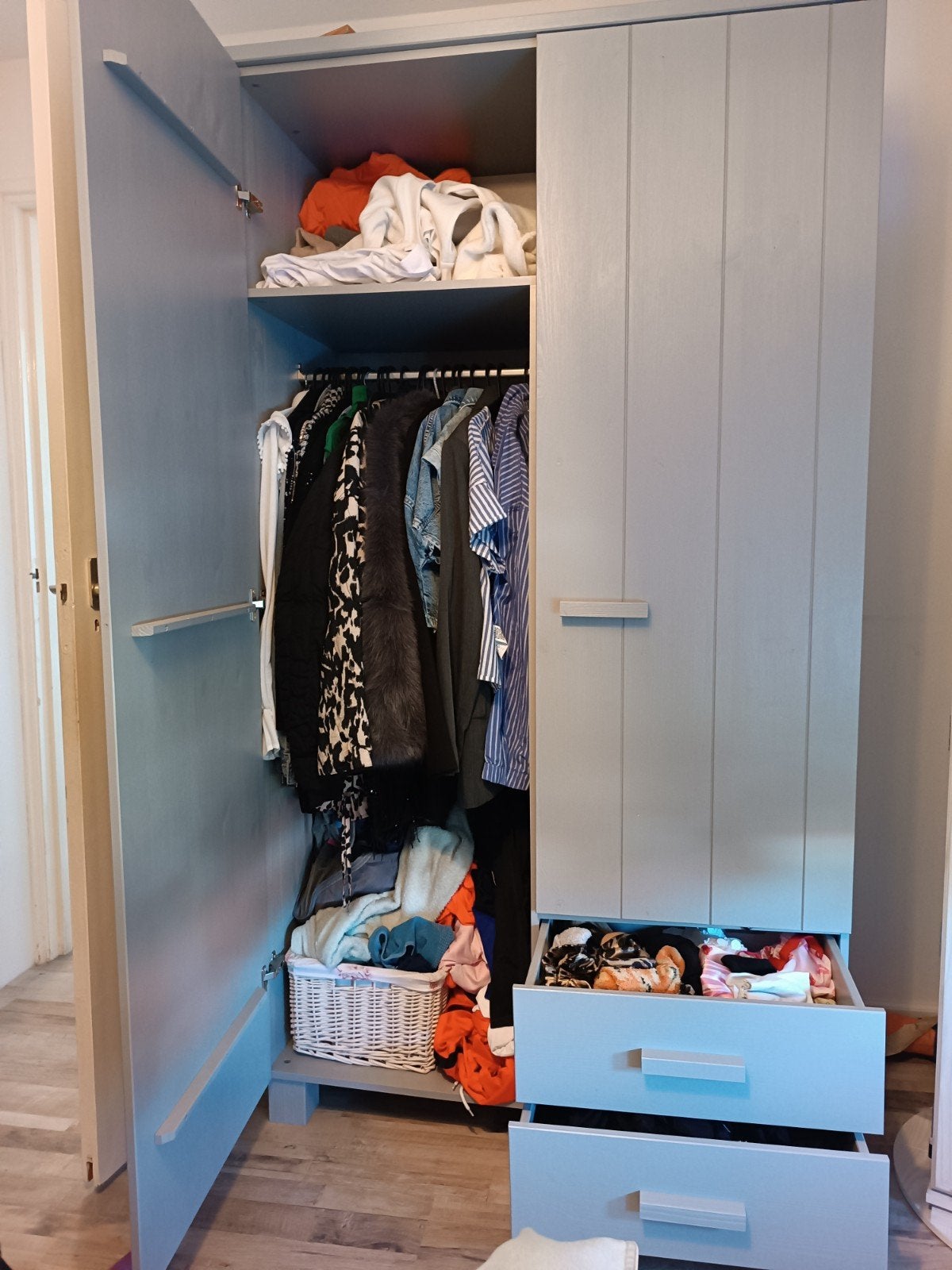 WOOOD Dennis kast met laden grenen betongrijs, Huis en Inrichting, Kasten | Kledingkasten, 100 tot 150 cm, 200 cm of meer, Zo goed als nieuw