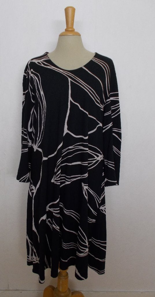 Mooie zwart lichtbruine print jurk van Nanso! M/L, Kleding | Dames, Jurken, Overige kleuren, Verzenden, Maat 42/44 (L), Zo goed als nieuw