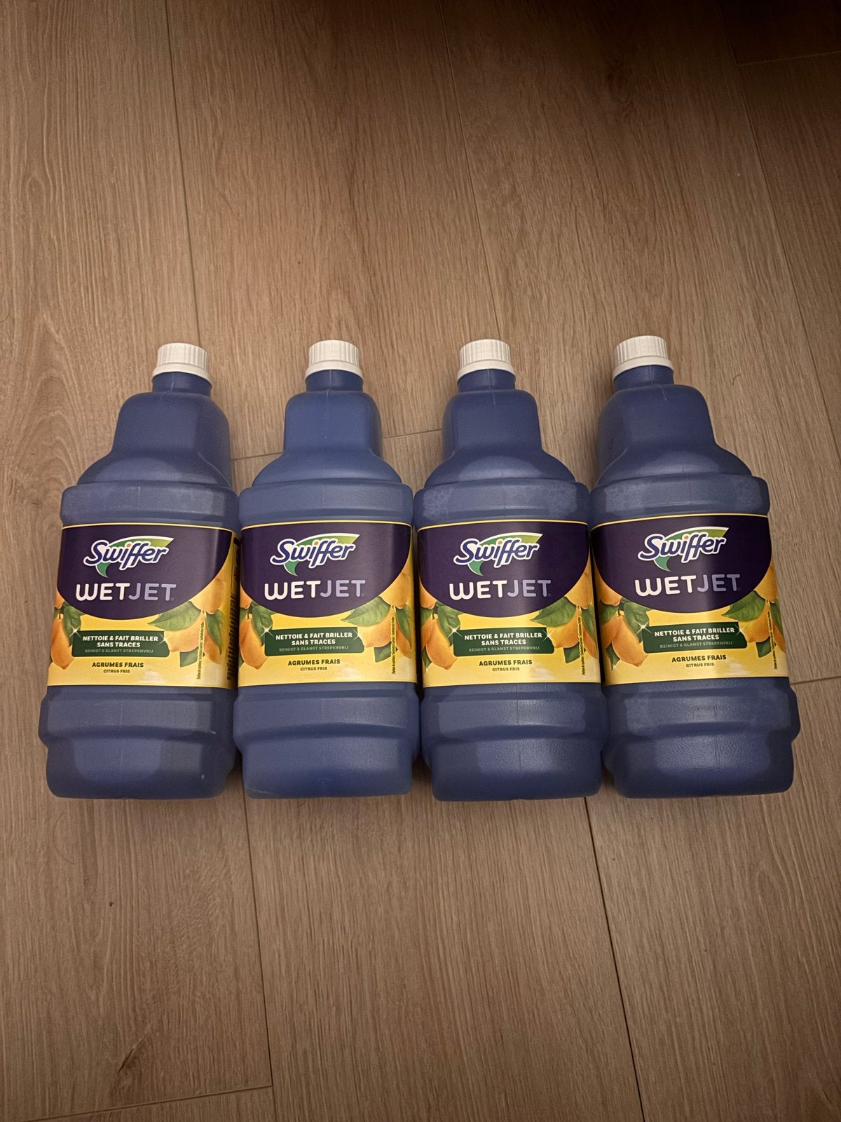 Swiffer WetJet navulling - 3 volle flessen, 1 driekwart vol, Ophalen, Schoonmaakmiddel