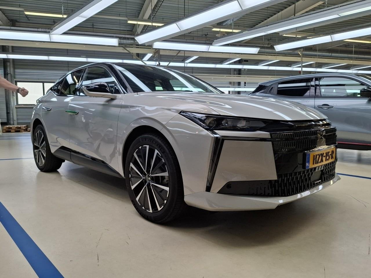 DS No 4 E-Tense Pallas Comfort Tech Pack 58.3 kWh (bj 2025), Gebruikt, Leder en Stof, Origineel Nederlands, Automatische klimaatregeling