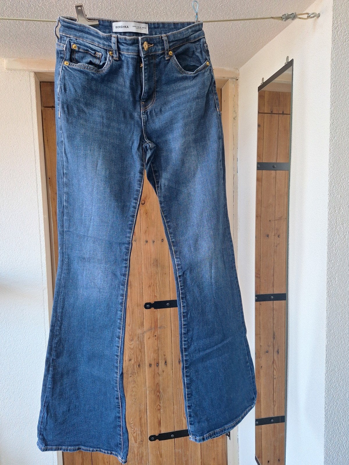Bershka flared jeans / spijkerbroek blauw - Maat 34 / 36, Ophalen of Verzenden, Zo goed als nieuw, Blauw, W28 - W29 (confectie 36)