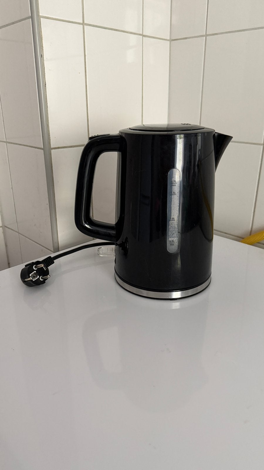 Zwarte waterkoker - 1.7L - Tomado, Witgoed en Apparatuur, Waterkokers, 1 tot 2 liter, Ophalen, Gebruikt, Draadloos