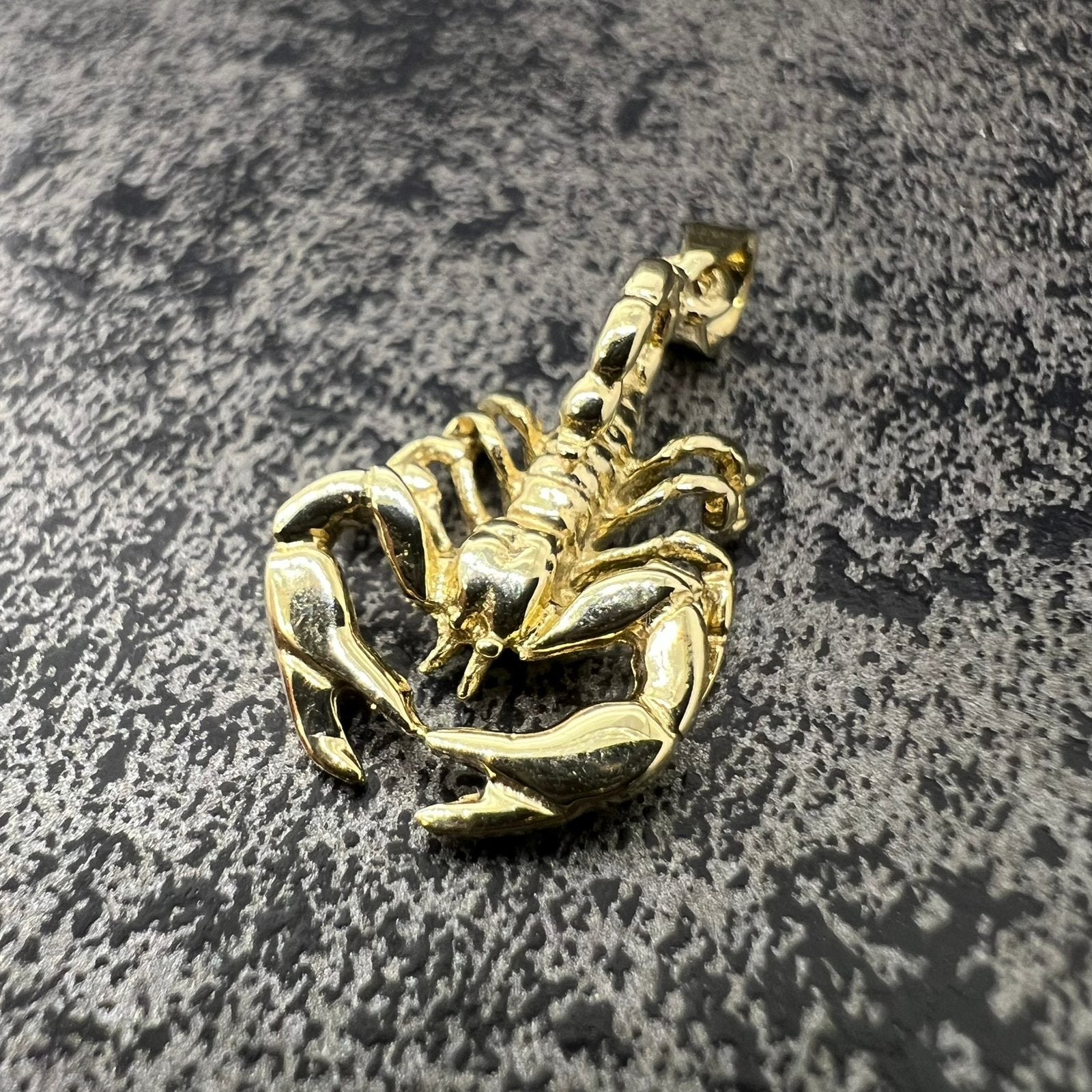 14 karaat gouden hanger schorpieon kettinghanger, Sieraden, Tassen en Uiterlijk, Bedels, Ophalen of Verzenden, Zo goed als nieuw