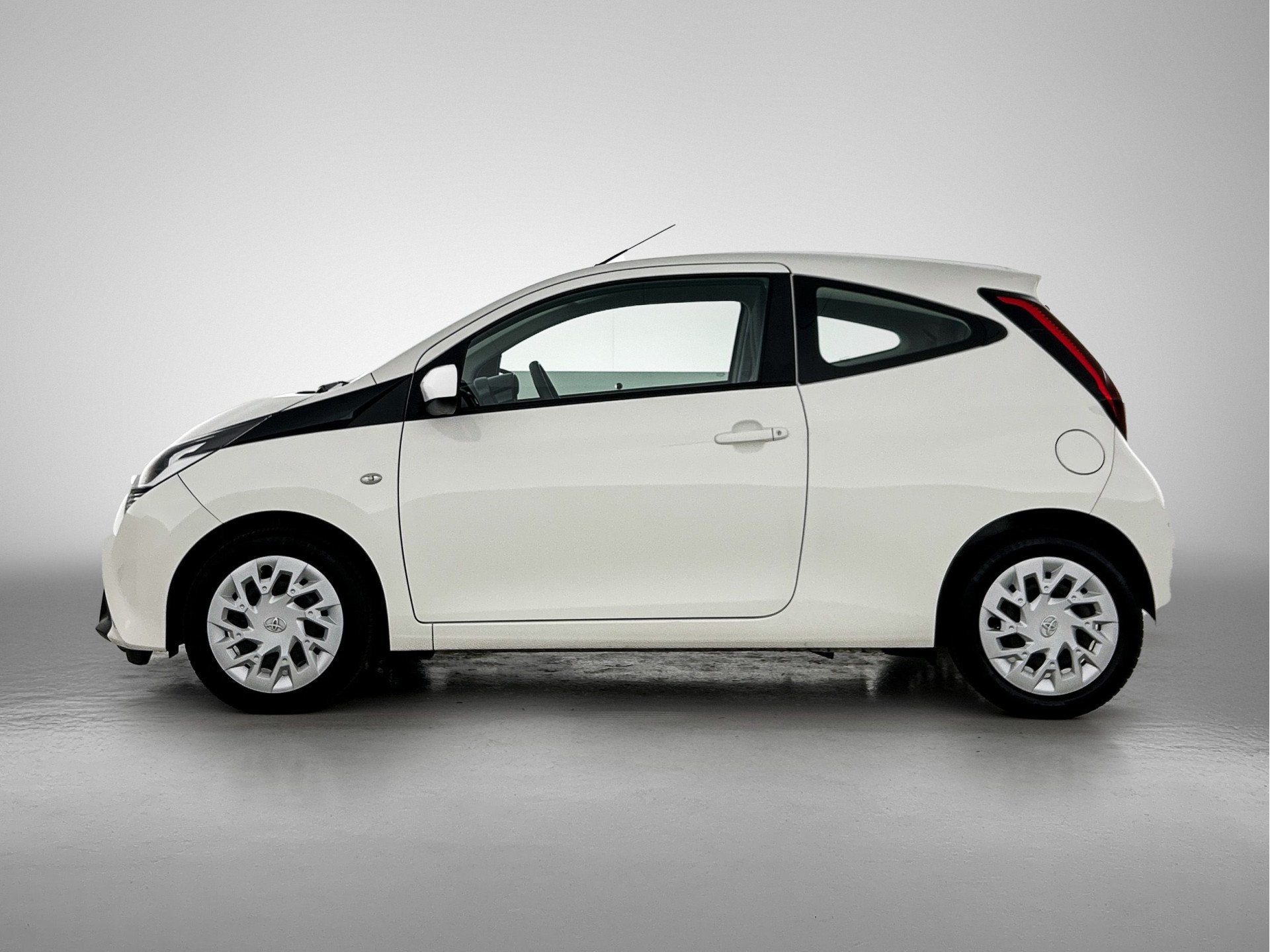 Toyota Aygo 1.0 VVT-i x-play Direct leverbaar! (bj 2021), Auto's, 12 maanden, Stof, Gebruikt, 4 stoelen