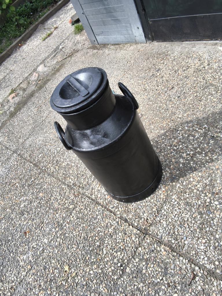 Zwarte melkbus met deksel - intact en zonder beschadigingen, Ophalen
